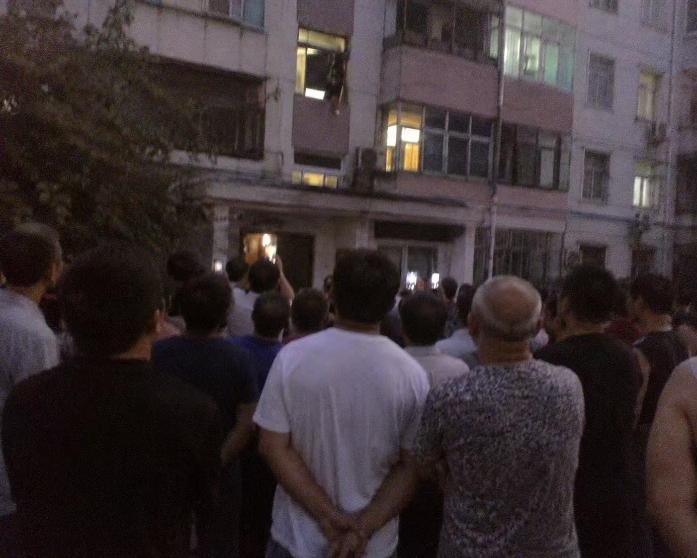 现场围观人群 (people.jpg)